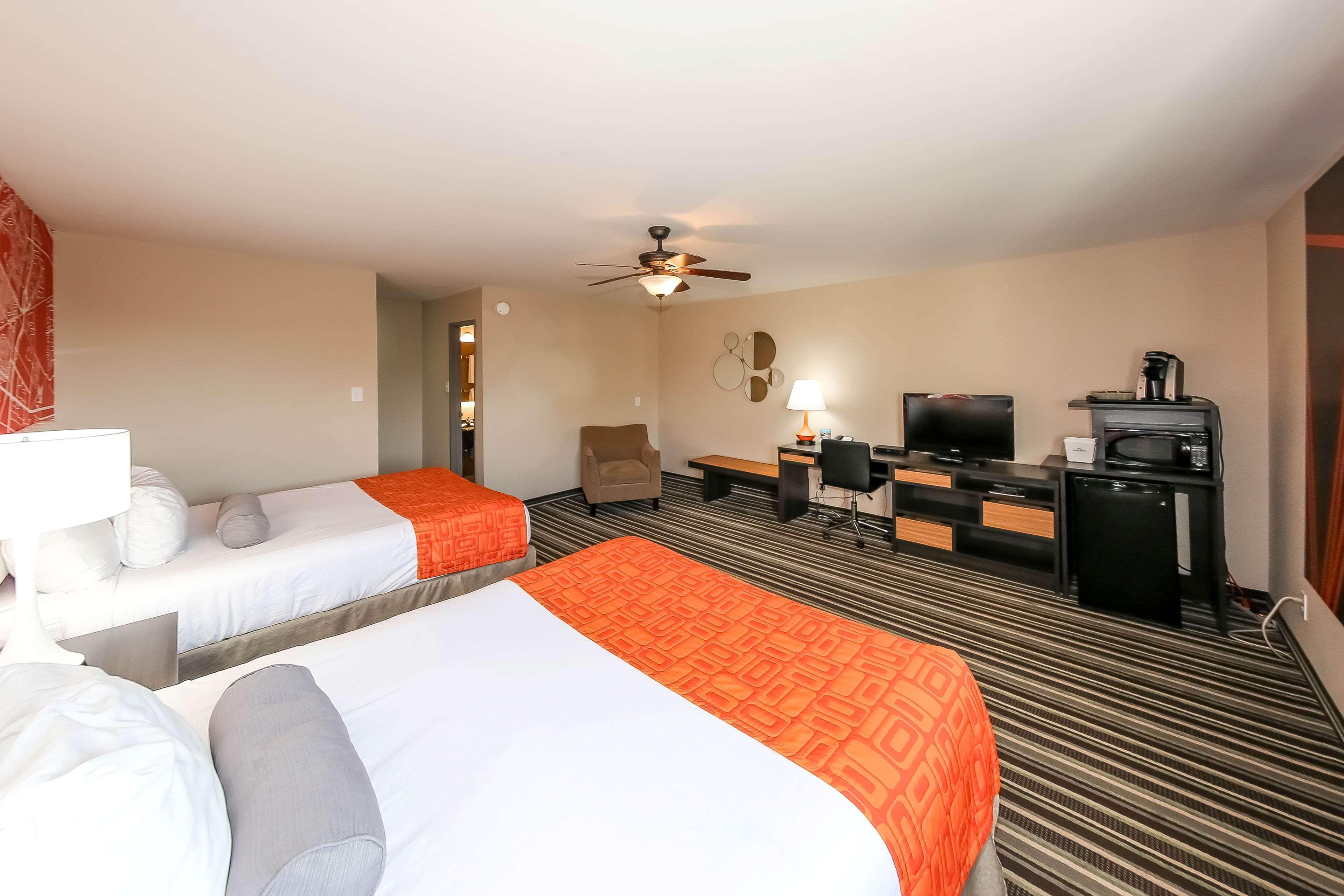 Howard Johnson By Wyndham Winnipeg West Exterior photo